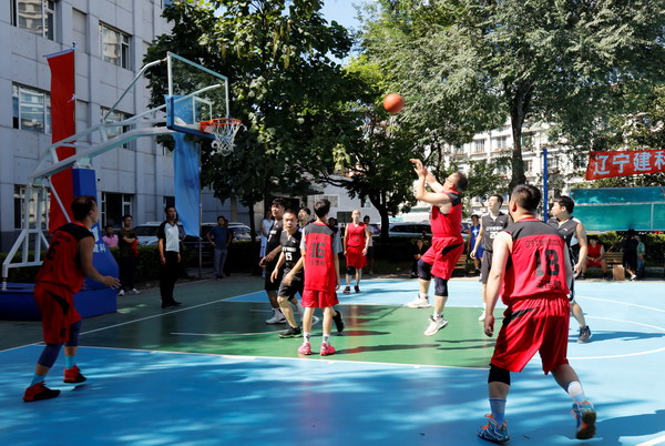 禮贊建黨百年 展現(xiàn)建科風(fēng)采——省建科院第十三屆“奮進(jìn)杯”職工籃球賽開(kāi)幕(圖2) 禮贊建黨百年 展現(xiàn)建科風(fēng)采——省建科院第十三屆“奮進(jìn)杯”職工籃球賽開(kāi)幕(圖2)