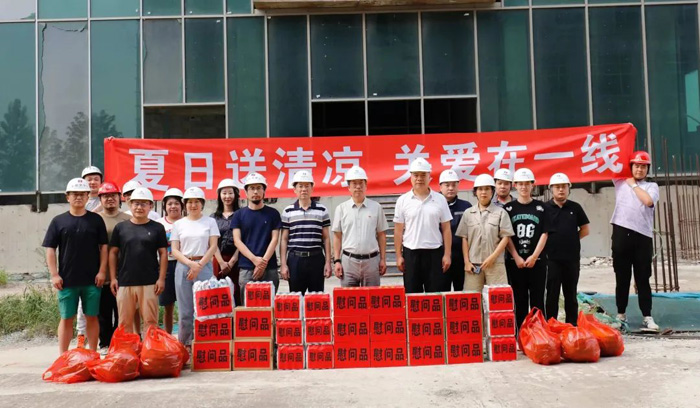 夏日送清涼，關(guān)愛在一線(圖1)